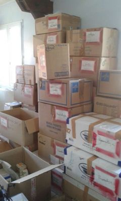 Les cartons de matériel médical prêts à partir.