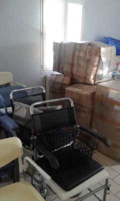 Les chaises roulantes qui restent à conditionner et dans le fond les 4 déjà emballées