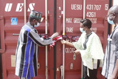 Ouverture officielle du container par le chargé de mission et Madeleine.